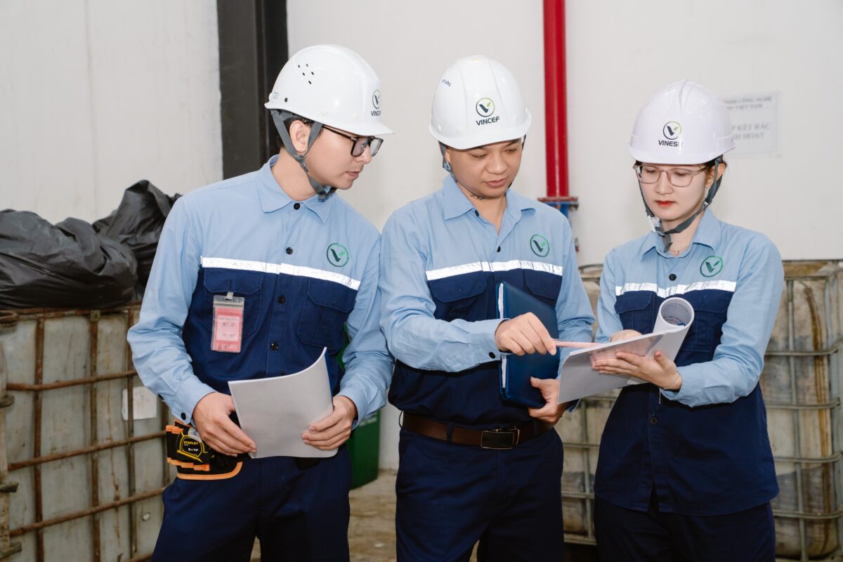 Chuyen-gia-huong-dan-kiem-ke-khi-nha-kinh.