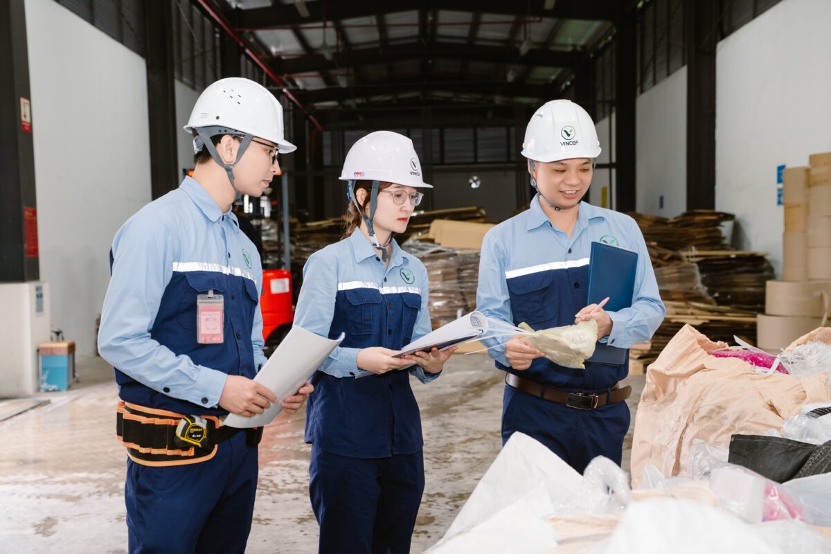 Doan-chuyen-gia-dich-vu-kiem-ke-khi-nha-kinh.